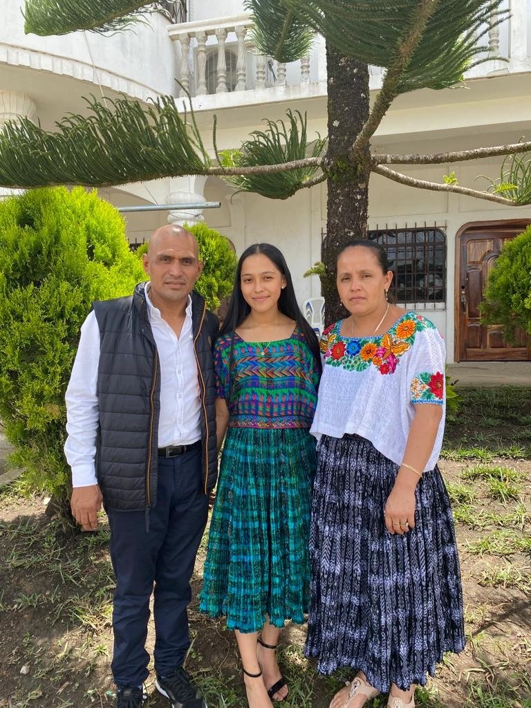 Winter Coc Ba, alcalde de San Pedro Carchá junto a su familia.